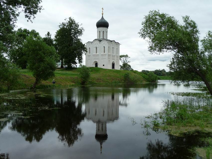 Боголюбово. Церковь Покрова Пресвятой Богородицы на Нерли. общий вид в ландшафте