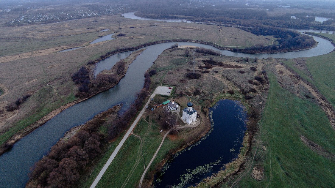 Боголюбово. Церковь Покрова Пресвятой Богородицы на Нерли. общий вид в ландшафте