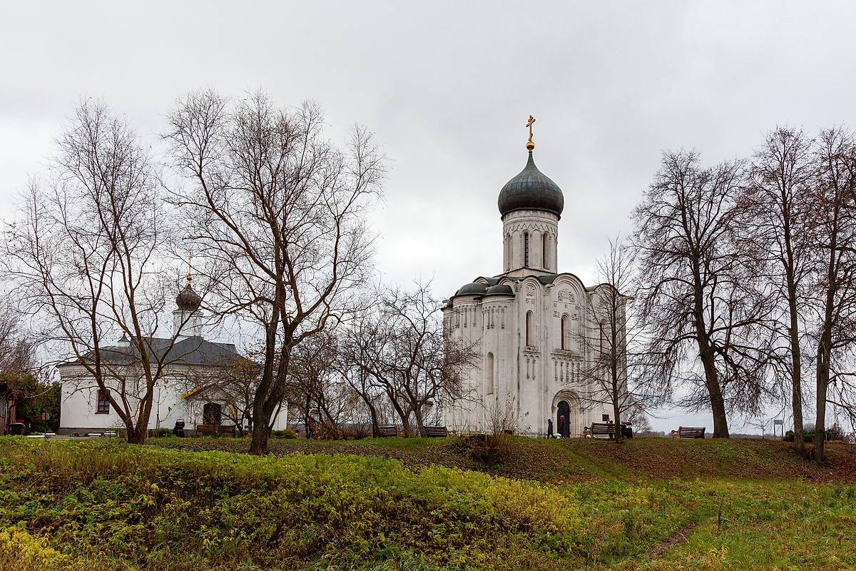 общий вид в ландшафте. Церковь Покрова Пресвятой Богородицы на Нерли, Боголюбово (Суздальский район, Владимирская область)