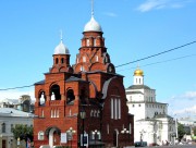 Церковь Троицы Живоначальной (Красная), на фоне Золотых ворот, Владимир, Владимир, город, Владимирская область