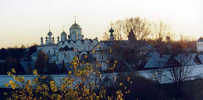 Суздаль. Покровский женский монастырь. общий вид в ландшафте, Вид Покровского монастыря