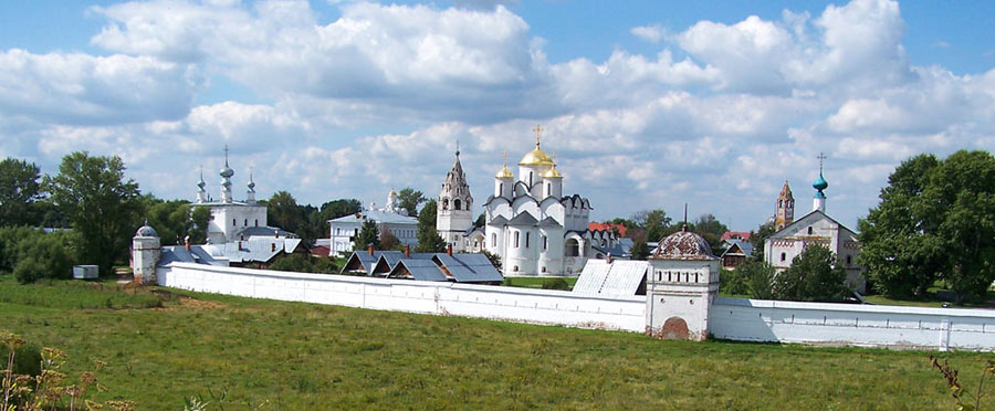 Суздаль. Покровский женский монастырь. общий вид в ландшафте, Вид с противополжного берега