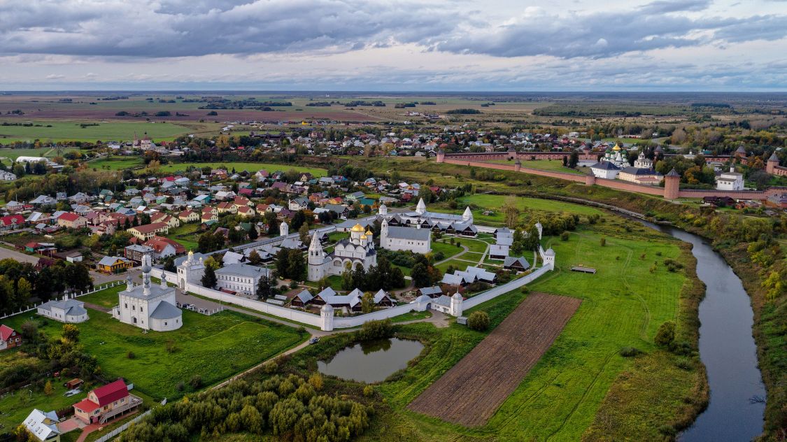 Суздаль. Покровский женский монастырь. общий вид в ландшафте