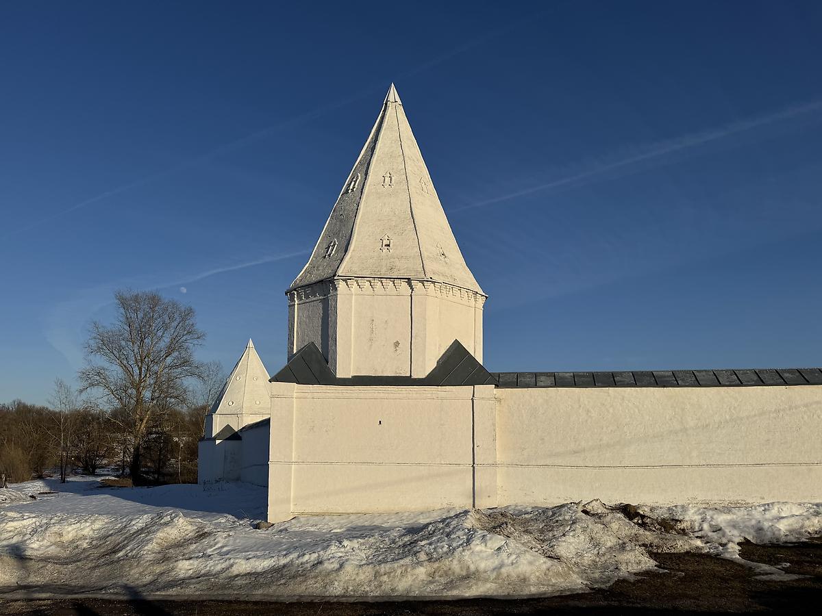 Северо-западная башня ограды, архитектурные детали. Покровский женский монастырь, Суздаль (Суздальский район, Владимирская область)