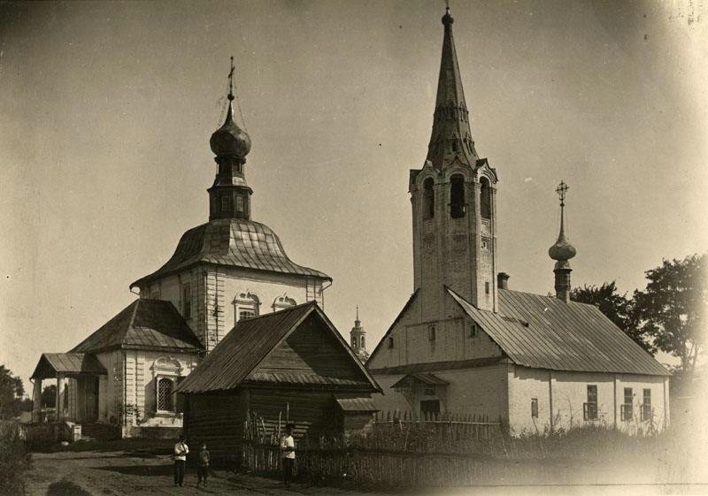 Тёплая Предтеченская церковь справа. Начало XX в., архивная фотография. Храмовый комплекс. Церкви Богоявления Господня и Рождества Иоанна Предтечи, Суздаль (Суздальский район, Владимирская область)
