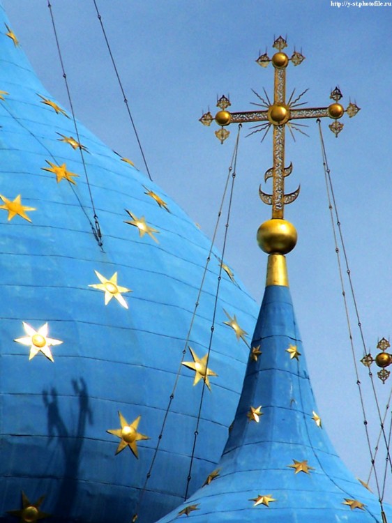 Храм в Суздале с куполами