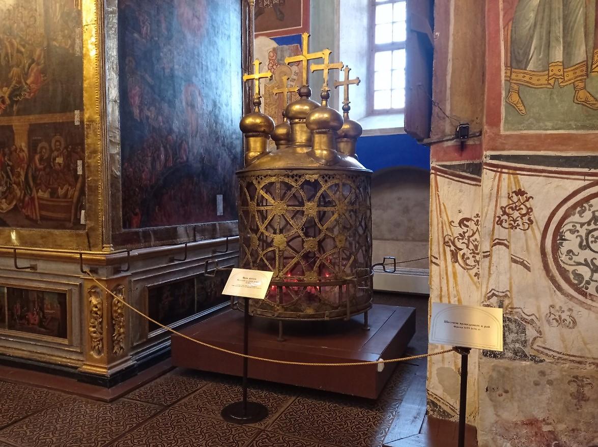 160-килограмовый "царь-фонарь "Рождественского собора - крупнейший фонарь в мире! Высотой 2 метра, он изготовлен из позолоченной меди и слюды в форме храма со свечами внутри. Фонарь использовали для крестных ходов и прочих торжественных церковных церемоний., интерьер и убранство. Собор Рождества Пресвятой Богородицы, Суздаль (Суздальский район, Владимирская область)