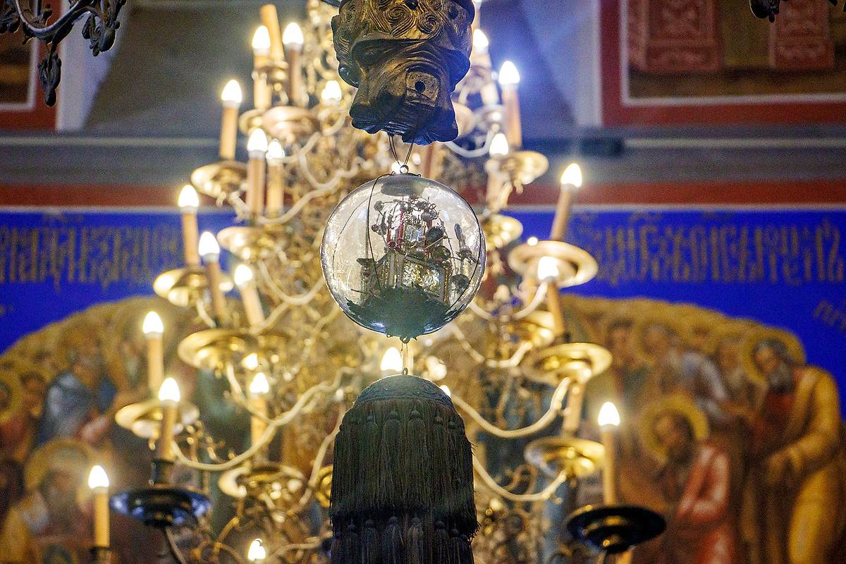 Паникадило Рождественского собора, украшенное стеклянным шаром с миниатюрным изображением Господнего престола, интерьер и убранство. Собор Рождества Пресвятой Богородицы, Суздаль (Суздальский район, Владимирская область)