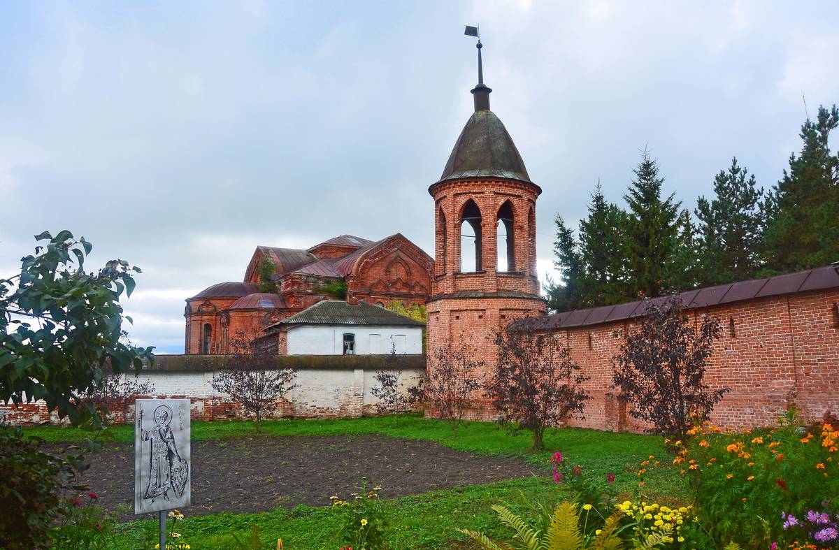 Михаило-Архангельский монастырь, Юрьев-Польский (Юрьев-Польский район, Владимирская область). дополнительная информация, Угловая северо-западная башенка монастырской ограды.