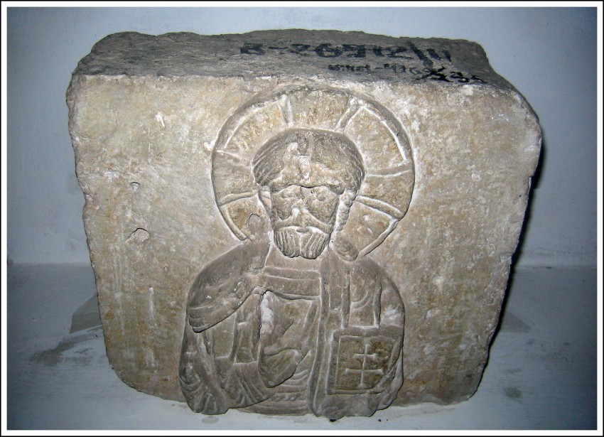 Собор Георгия Победоносца, Юрьев-Польский (Юрьев-Польский район, Владимирская область). дополнительная информация, Один из камней, хранящихся внутри храма, найденный на дворах местных жителей.