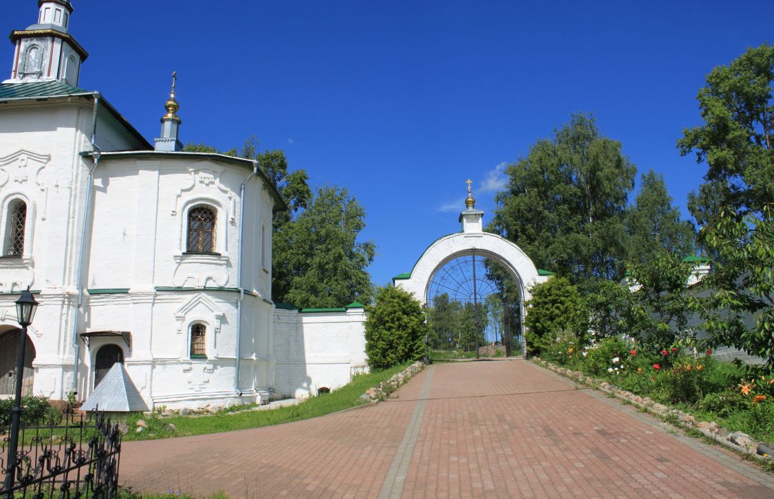 Небылое. Успенский Косьмин мужской монастырь. фасады, Никольская церковь и ворота ограды