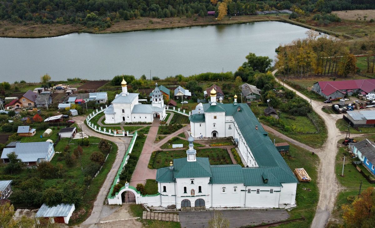 Небылое. Успенский Косьмин мужской монастырь. общий вид в ландшафте