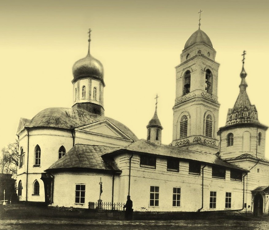 Троицкий Стефано-Махрищский женский монастырь, Махра (Александровский район, Владимирская область). архивная фотография, Общий вид Стефановской церкви(на переднем плане) и Троицкого собора.