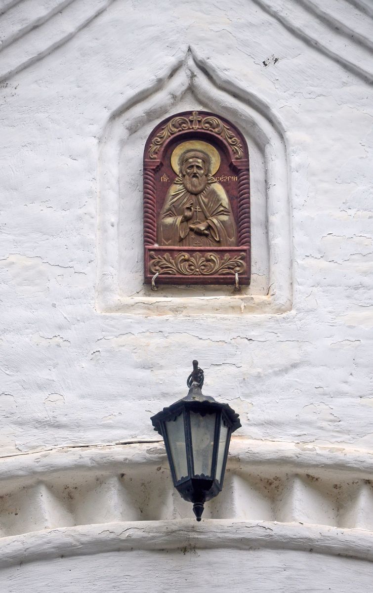 Керамическая иконка на восточных воротах обители с изображением основателя монастыря св. прп. Сергия Радонежского., дополнительная информация. Благовещенский женский монастырь, Киржач (Киржачский район, Владимирская область)