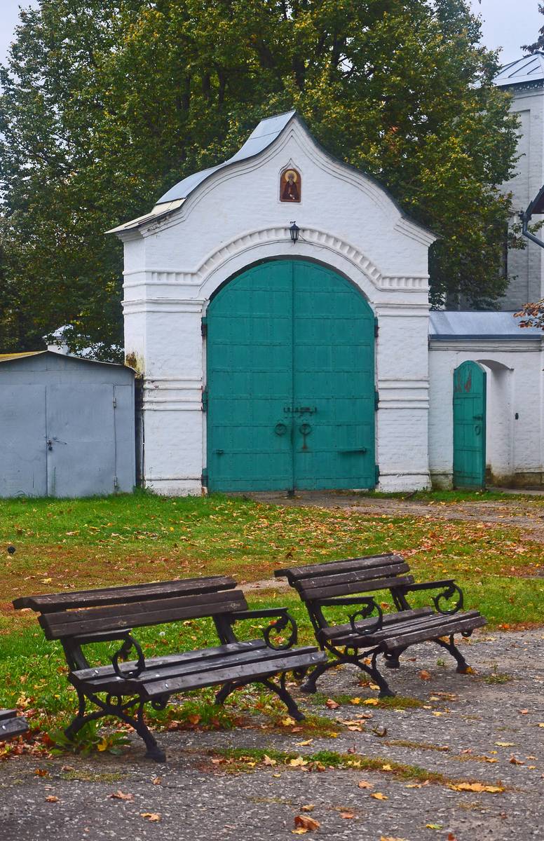 Восточные ворота Благовещенского монастыря. Вид с внутренней территории., архитектурные детали. Благовещенский женский монастырь, Киржач (Киржачский район, Владимирская область)