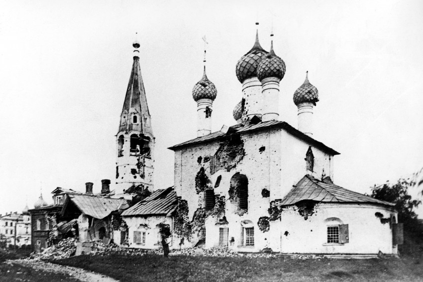 Церковь Николая Чудотворца (Николы Рубленый Город), Ярославль (Ярославль, город, Ярославская область). архивная фотография, Повреждения храма от артобстрела в июле 1918 года (взято с сайте http://www.fotoyar.ru)