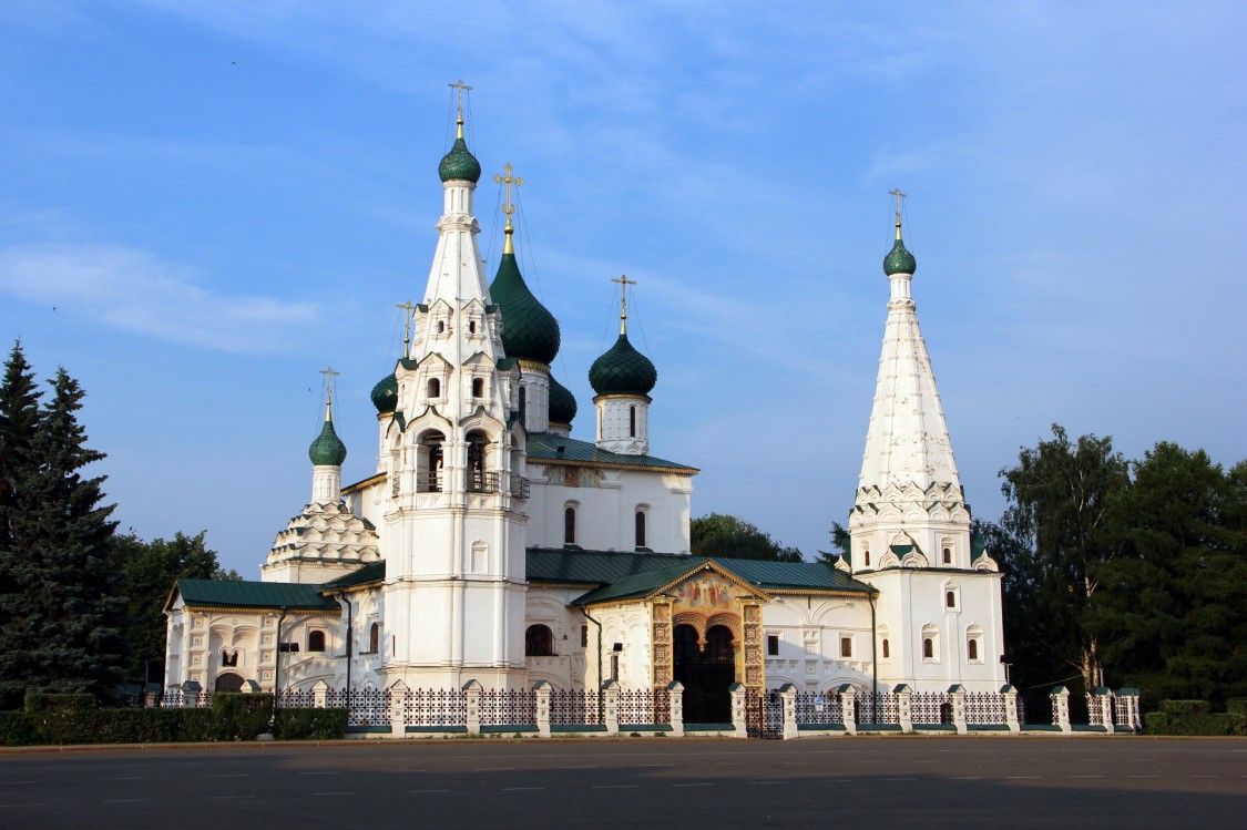 Ярославль. Церковь Илии Пророка. общий вид в ландшафте