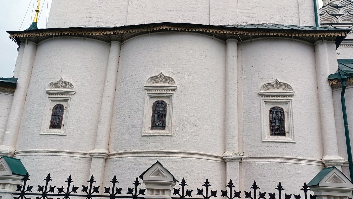 Церковь Илии Пророка, Ярославль (Ярославль, город, Ярославская область). архитектурные детали, Фрагмент восточного фасада с апсидами церкви