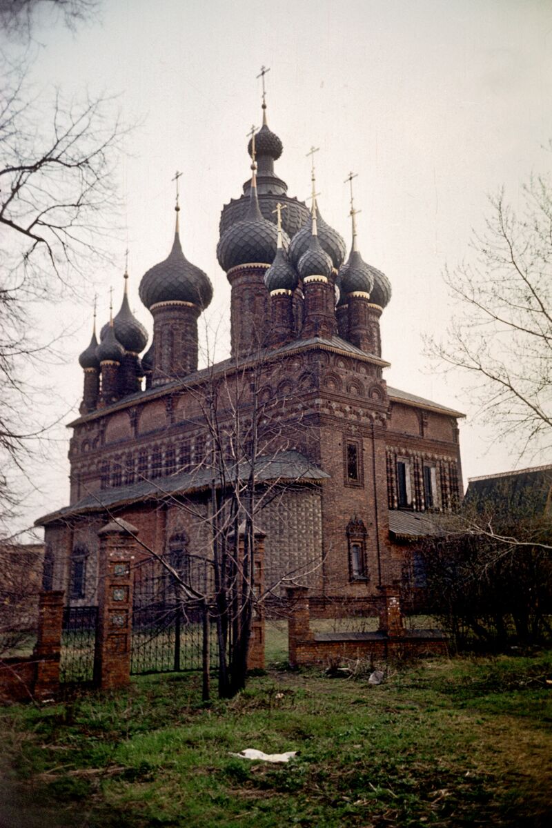 Церковь Усекновения главы Иоанна Предтечи в Толчкове, Ярославль (Ярославль, город, Ярославская область). документальные фотографии, Скан с плёнки из домашнего архива.