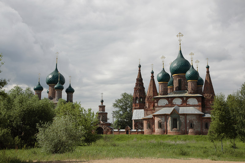 Ярославль. Храмовый комплекс в Коровниках. общий вид в ландшафте