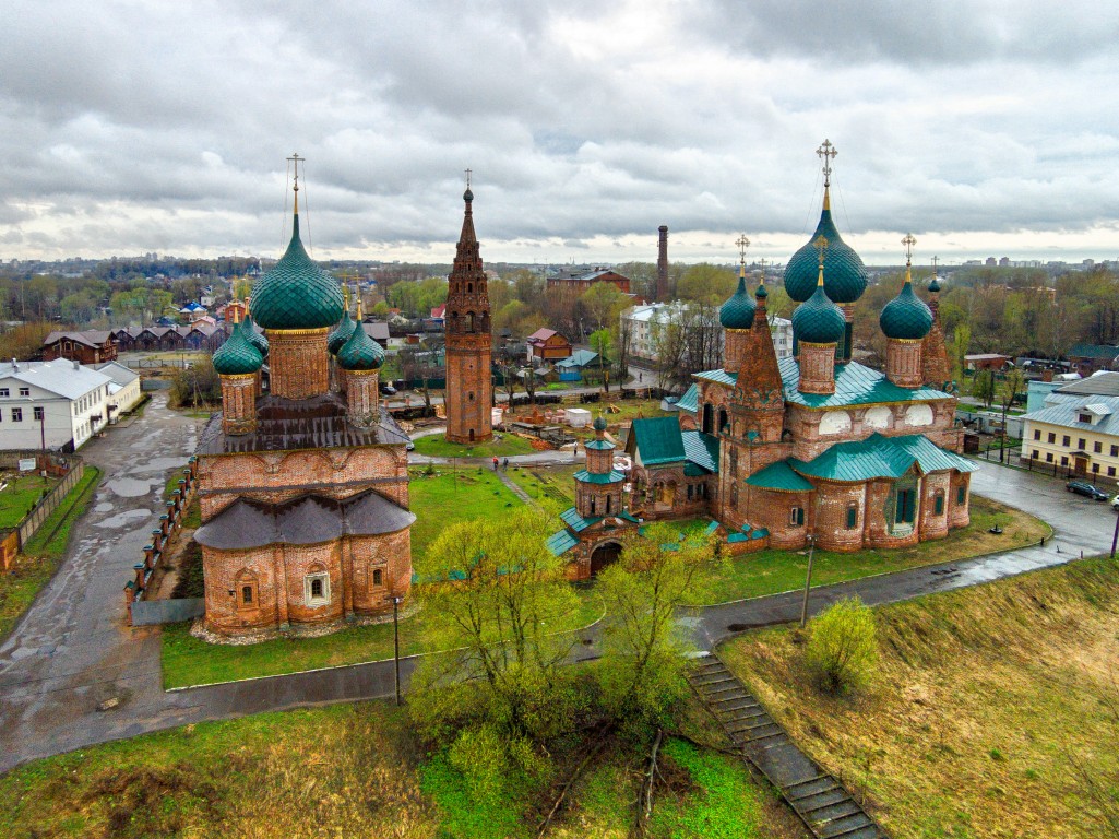 Ярославль. Храмовый комплекс в Коровниках. общий вид в ландшафте