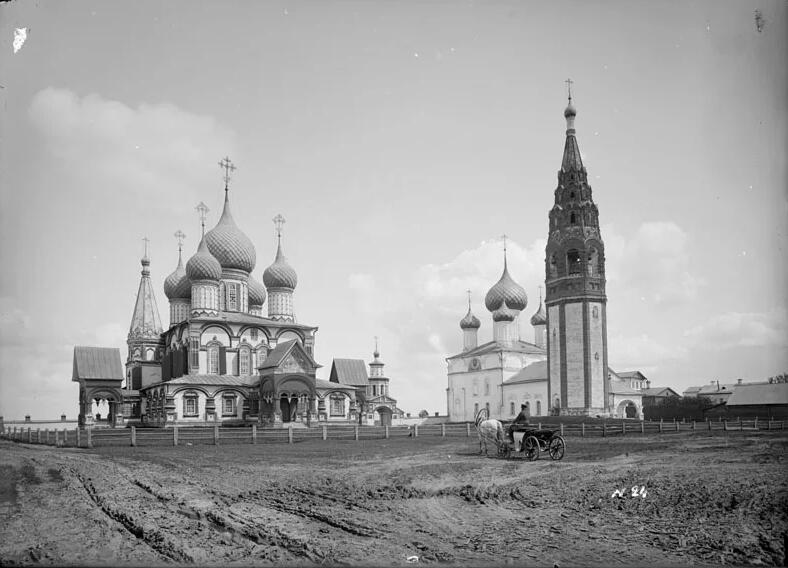 Фотография с видом храмового комплекса в Коровниках. 1900-е годы., архивная фотография. Храмовый комплекс в Коровниках, Ярославль (Ярославль, город, Ярославская область)