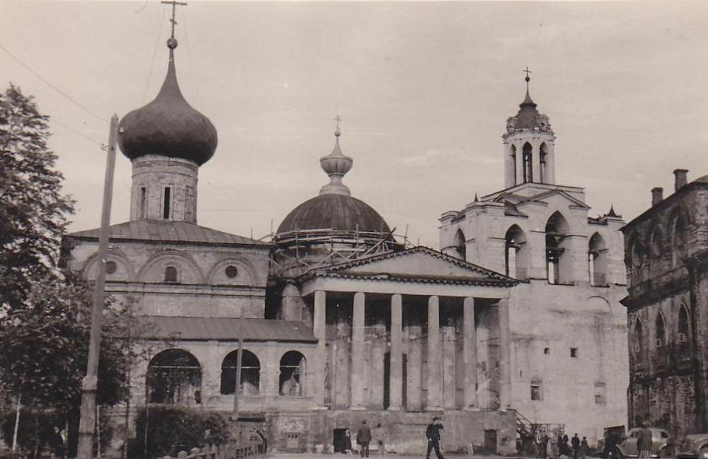 Спасо-Преображенский монастырь, Ярославль (Ярославль, город, Ярославская область). архивная фотография, Слева-направо: Спасо-Преображенский собор, церковь Ярославских Чудотворцев и звонница. Источник: http://yarwiki.ru/article/162/sobor-spaso-preobrazhenskij-v-yaroslavle