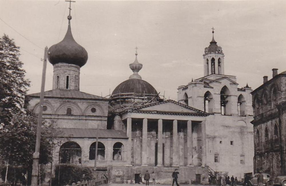 Ярославль. Спасо-Преображенский монастырь. архивная фотография, Слева-направо: Спасо-Преображенский собор, церковь Ярославских Чудотворцев и звонница. Источник: http://yarwiki.ru/article/162/sobor-spaso-preobrazhenskij-v-yaroslavle