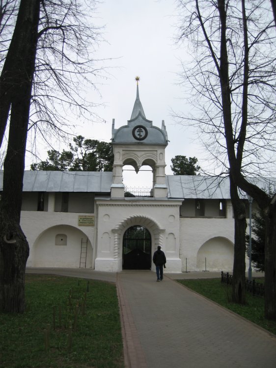 Толга. Введенский Толгский женский монастырь. архитектурные детали, Ворота в кедровую рощу