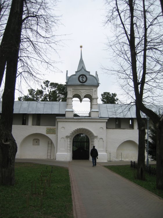 Введенский Толгский женский монастырь, Толга (Ярославль, город, Ярославская область). архитектурные детали, Ворота в кедровую рощу