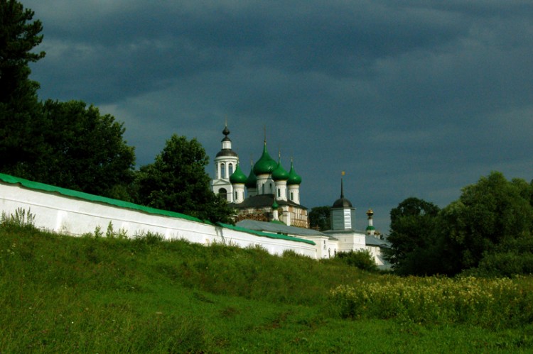 Толга. Введенский Толгский женский монастырь. общий вид в ландшафте