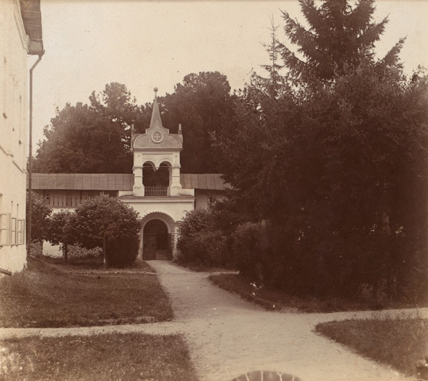 Толга. Введенский Толгский женский монастырь. архивная фотография, Вход в кедровую рощу. Фото С.М. Прокудина-Горского, начало ХХ в.