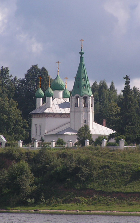 Церковь Введения во храм Пресвятой Богородицы, Введенское (Некрасовский район, Ярославская область). общий вид в ландшафте