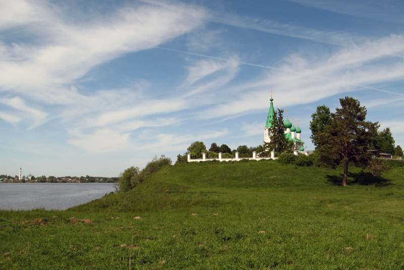 Церковь Введения во храм Пресвятой Богородицы, Введенское (Некрасовский район, Ярославская область). общий вид в ландшафте