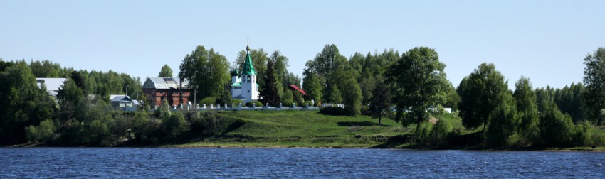 Церковь Введения во храм Пресвятой Богородицы, Введенское (Некрасовский район, Ярославская область). общий вид в ландшафте