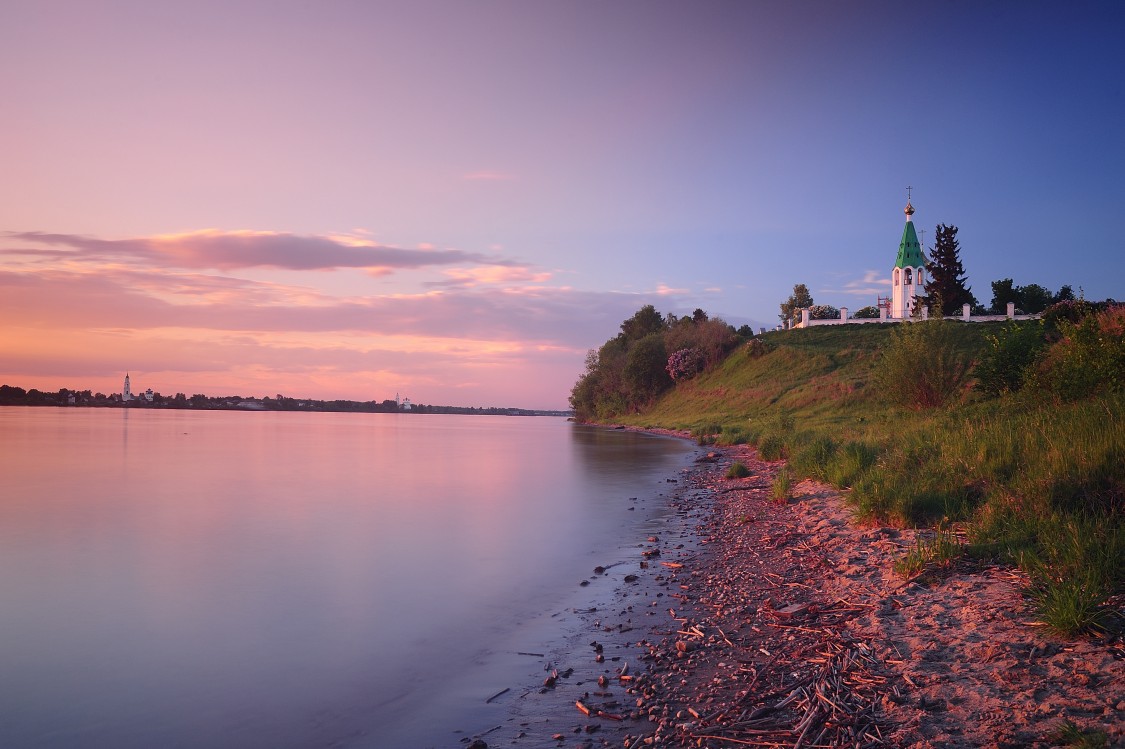 Церковь Введения во храм Пресвятой Богородицы, Введенское (Некрасовский район, Ярославская область). художественные фотографии, Закат на великой реке!