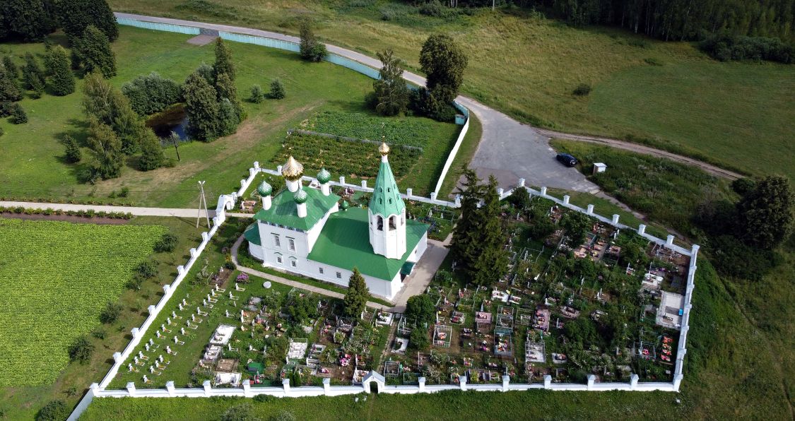 Церковь Введения во храм Пресвятой Богородицы, Введенское (Некрасовский район, Ярославская область). общий вид в ландшафте