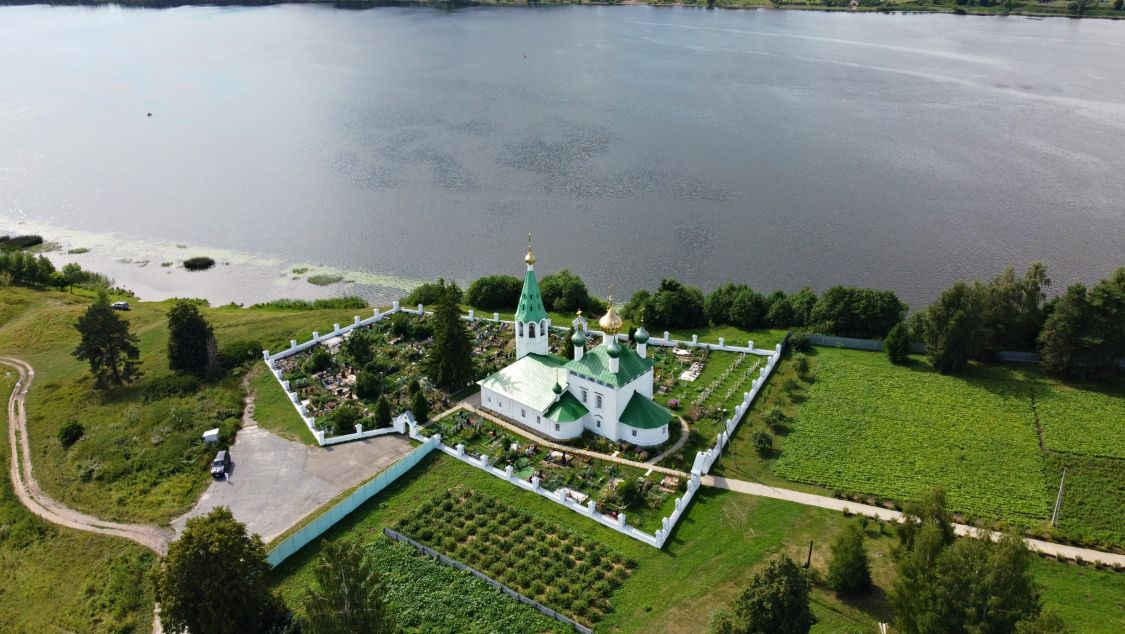 Церковь Введения во храм Пресвятой Богородицы, Введенское (Некрасовский район, Ярославская область). общий вид в ландшафте