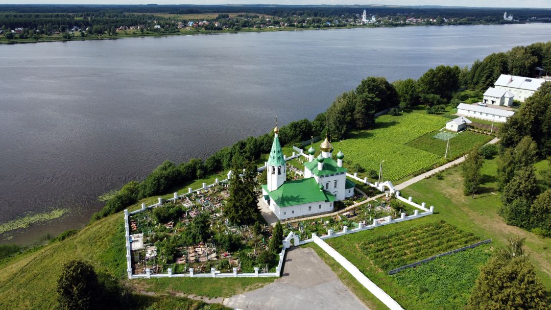 Церковь Введения во храм Пресвятой Богородицы, Введенское (Некрасовский район, Ярославская область). общий вид в ландшафте