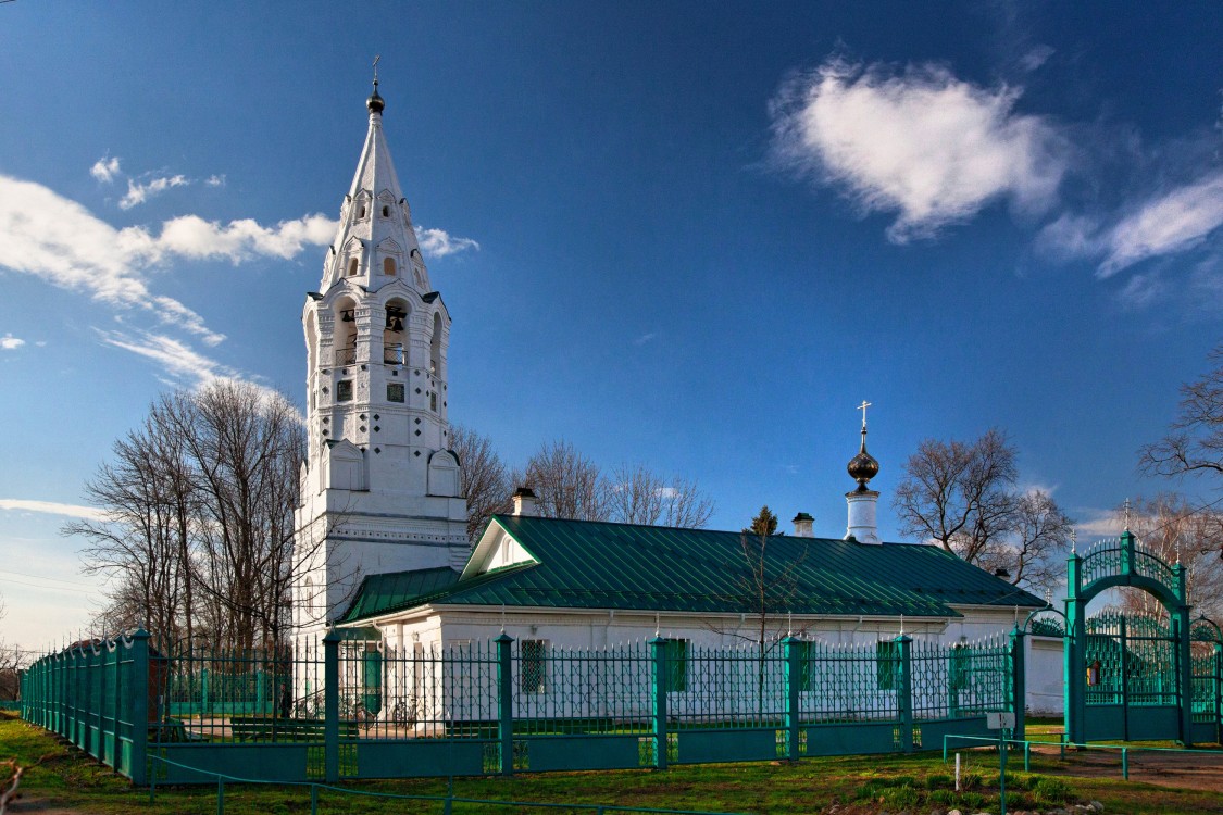 Церковь Покрова Пресвятой Богородицы, Тутаев (Тутаевский район, Ярославская область). общий вид в ландшафте