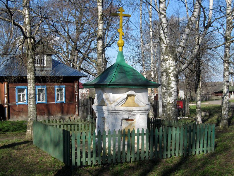Собор Воскресения Христова, Тутаев (Тутаевский район, Ярославская область). дополнительная информация, Надпрестольный столп-памятник (XIX в.) на месте деревянного храма (находится с северной стороны собора за его оградой).
