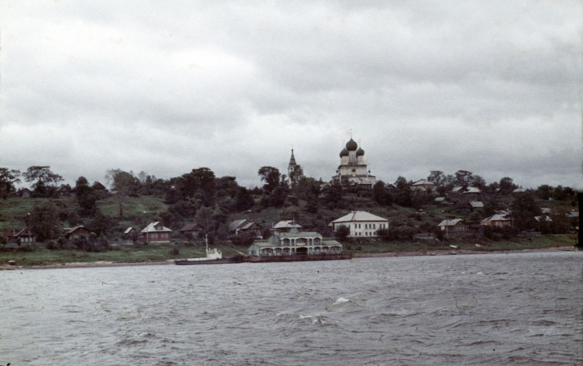 Собор Воскресения Христова, Тутаев (Тутаевский район, Ярославская область). общий вид в ландшафте, Фотография выполнена на обращаемую пленку ORWOCHROM