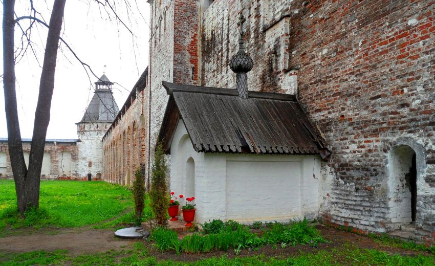 Борисоглебский. Борисоглебский монастырь. архитектурные детали, келья преподобного Иринарха