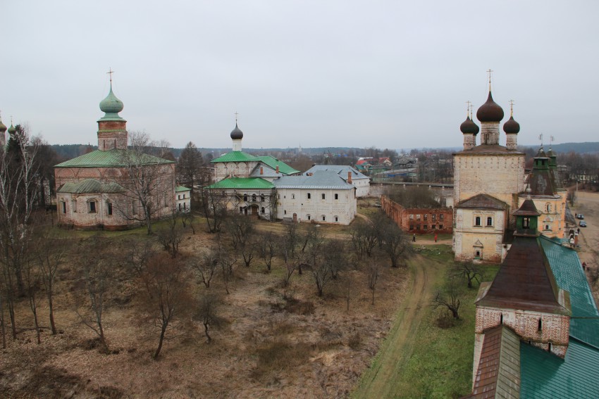 Борисоглебский. Борисоглебский монастырь. общий вид в ландшафте, Общий вид с Максимовской башни. Слева направо: Борисоглебский собор, Благовещенская церковь и покои настоятеля, братский корпус, Сретенская церковь. На заднем плане старые настоятельские покои.