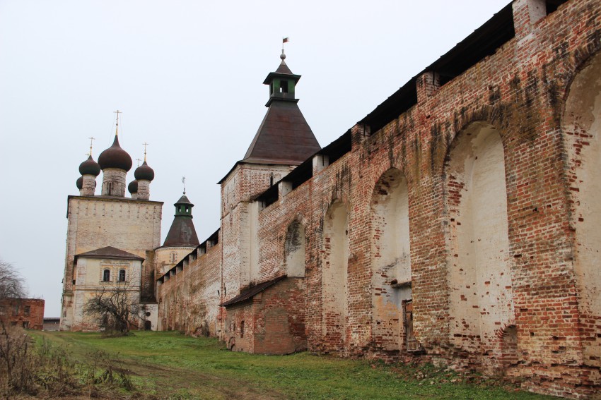 Борисоглебский монастырь, Борисоглебский (Борисоглебский район, Ярославская область). дополнительная информация, Башни северной стены и надвратная Сретенская церковь 