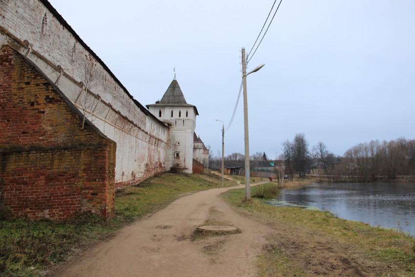Борисоглебский. Борисоглебский монастырь. дополнительная информация, Башни западной стены
