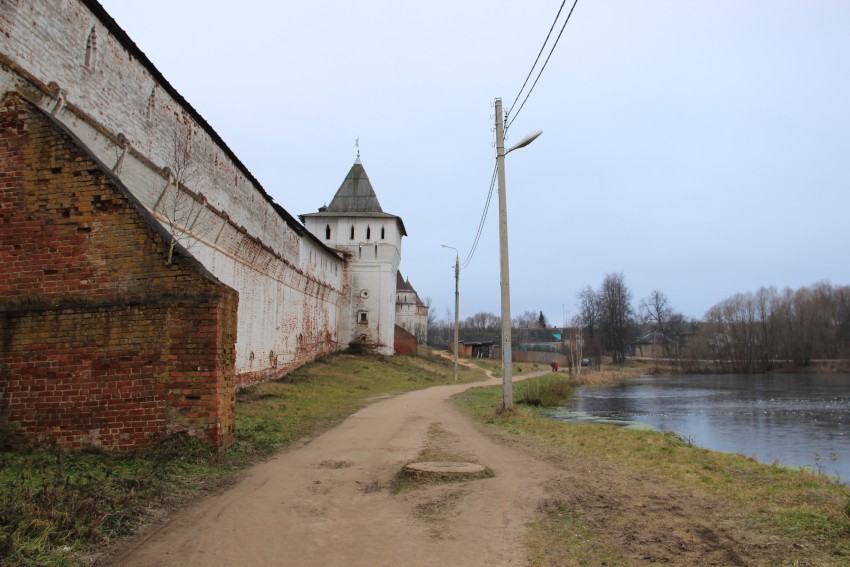 Борисоглебский монастырь, Борисоглебский (Борисоглебский район, Ярославская область). дополнительная информация, Башни западной стены