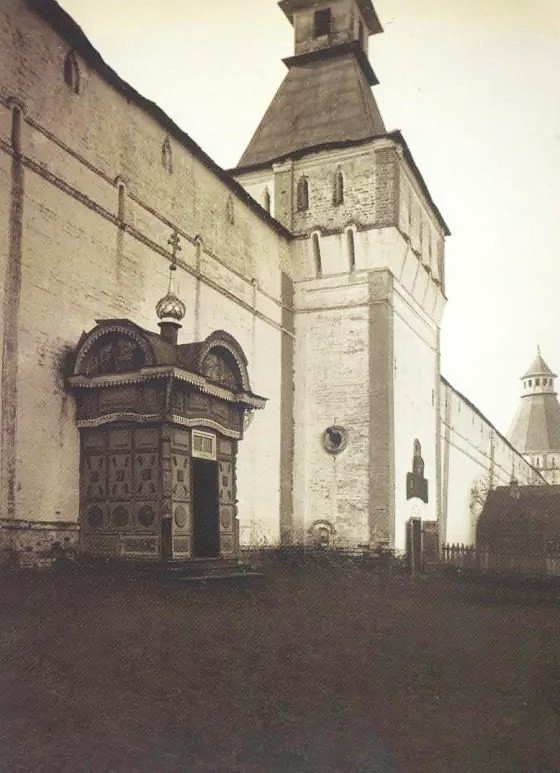 Фото 1890-х гг. Неизвестная часовенка у стены Борисоглебского монастыря., архивная фотография. Борисоглебский монастырь, Борисоглебский (Борисоглебский район, Ярославская область)