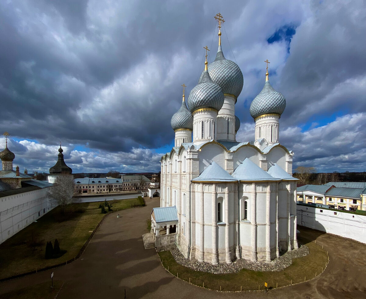Митрополичий двор. Кафедральный собор Успения Пресвятой Богородицы, Ростов Великий (Ростовский район, Ярославская область). фасады, Вид со звонницы