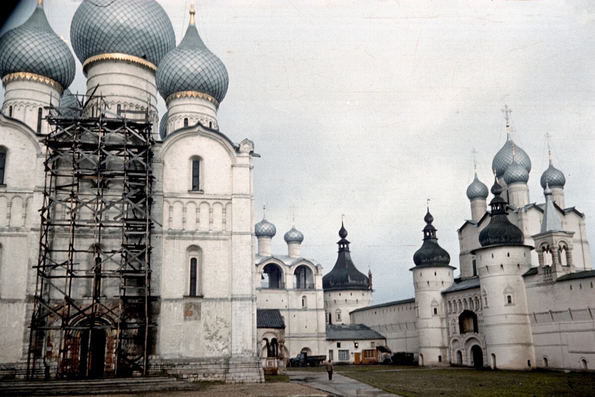 Митрополичий двор. Кафедральный собор Успения Пресвятой Богородицы, Ростов Великий (Ростовский район, Ярославская область). документальные фотографии, Скан с плёнки из домашнего архива.